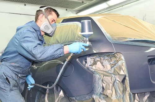 Come applicare una vernice a due strati a base solvente su un'auto?