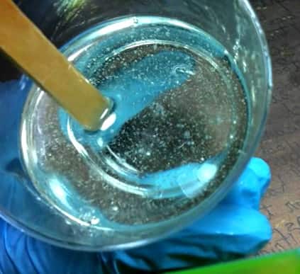 Come colorare una resina epossidica con una polvere fosforescente?