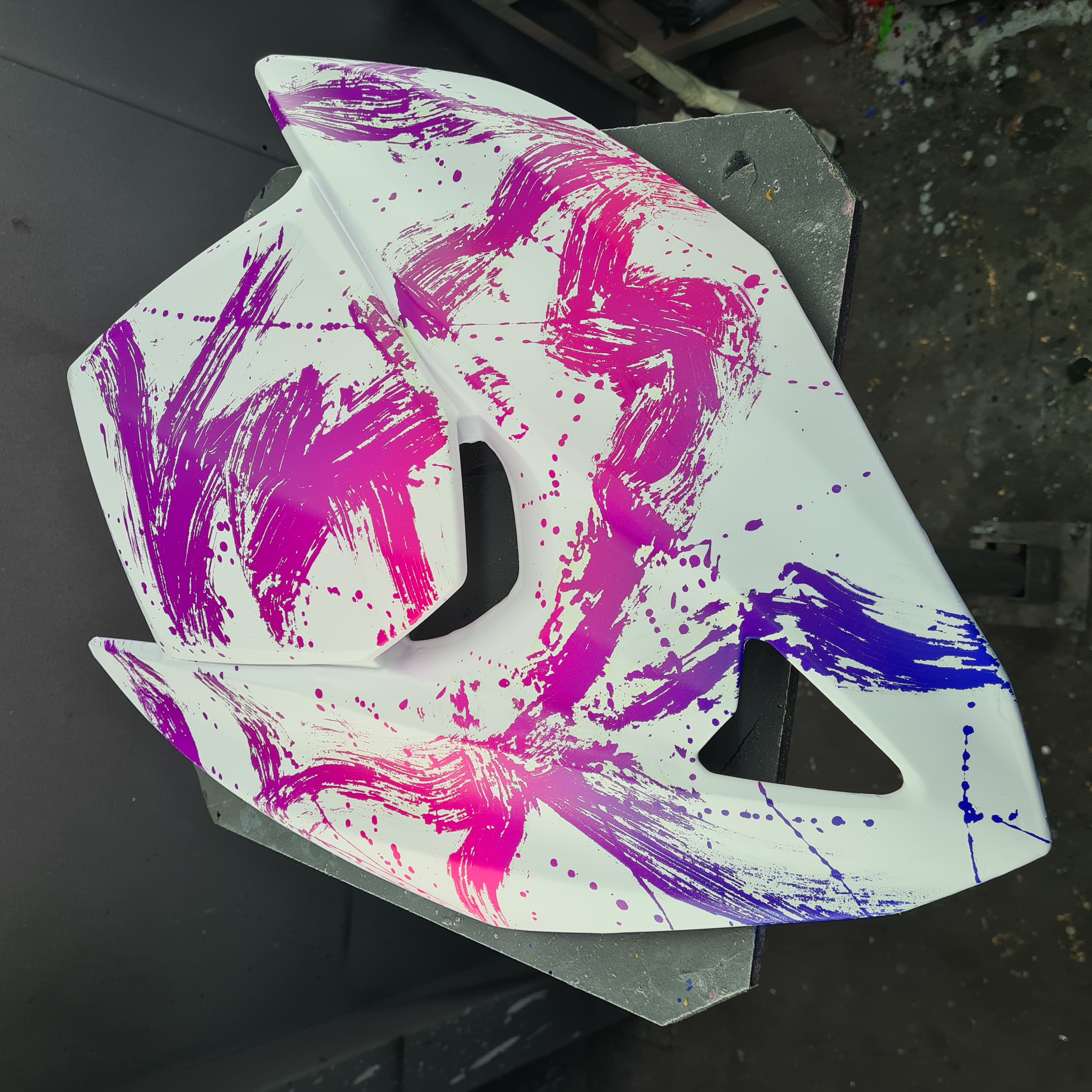 maskito con vernice fluo
